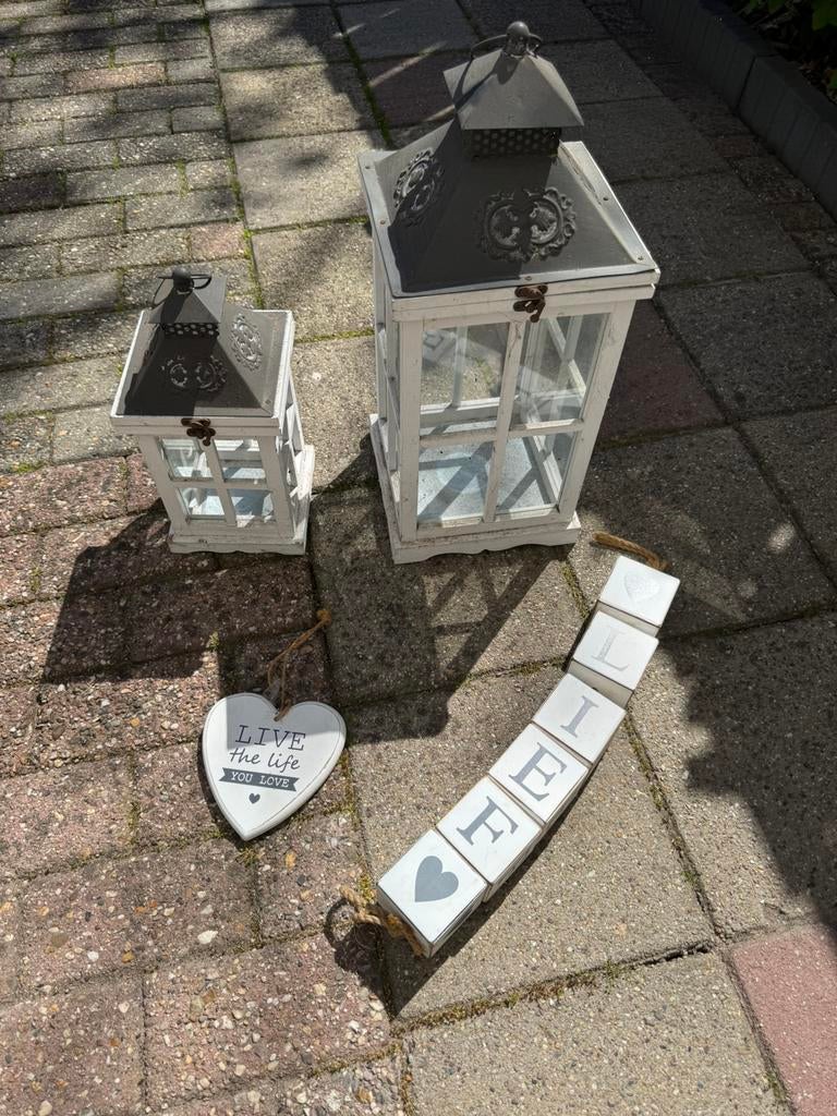 2 lantaarns met een letterletting en hanger, Ophalen of Verzenden, Zo goed als nieuw, Wit, Hout