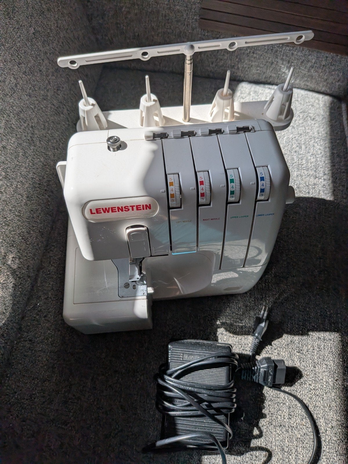Defecte Lewenstein multilock 700de, Hobby en Vrije tijd, Ophalen, Gebruikt, Lockmachine