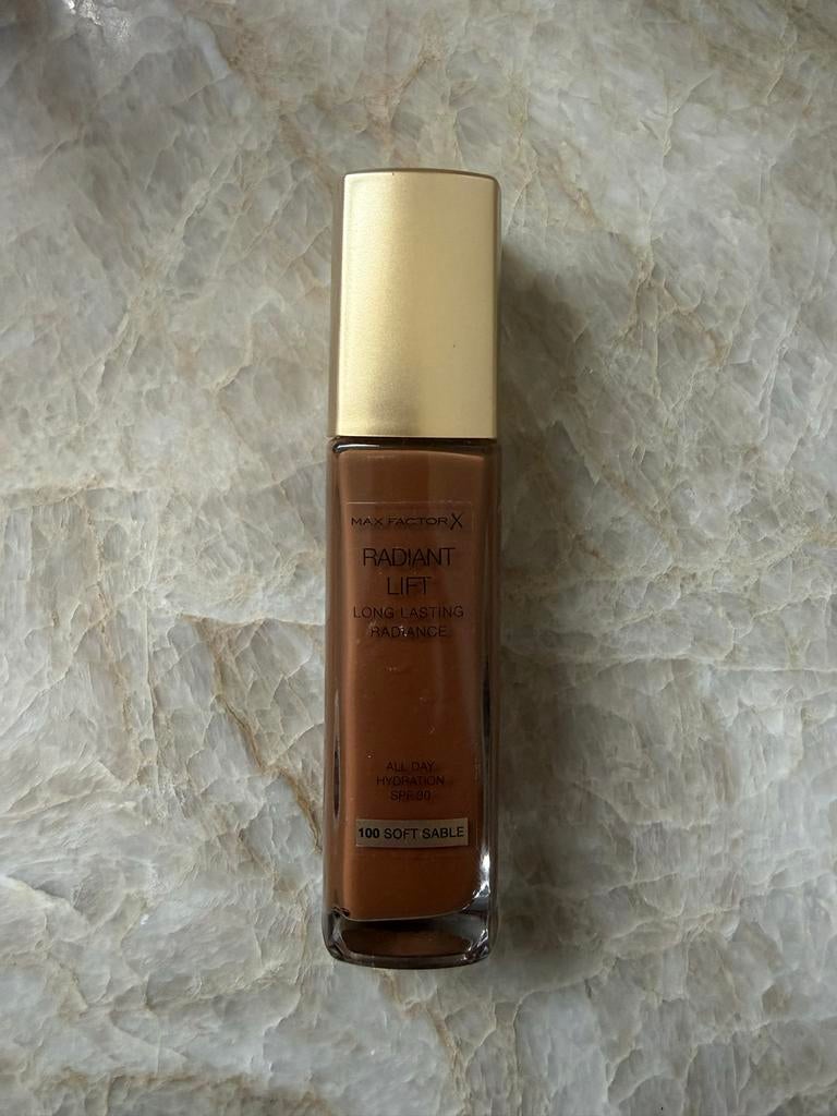 Max Factor Radiant Lift Foundation 100 Soft Sable, Bruin, Gehele gezicht, Nieuw, Ophalen of Verzenden