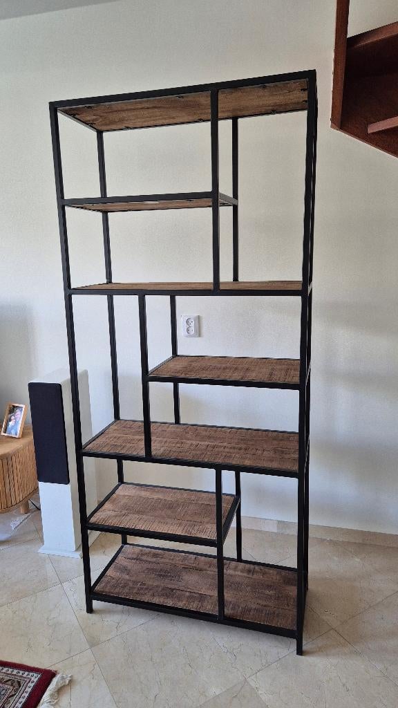 Stellingkast van donker hout en zwart staal., Ophalen, Zo goed als nieuw