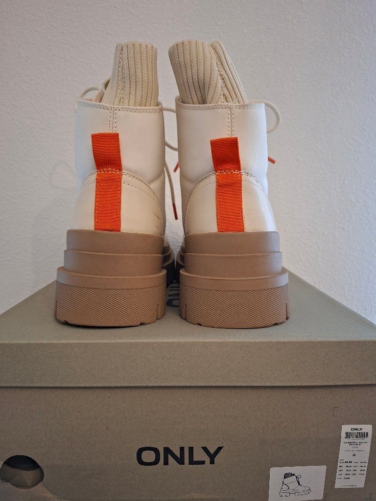 NIEUWE Only snowboots creme maat 39 met veter, Only, Wit, Snowboots, Nieuw