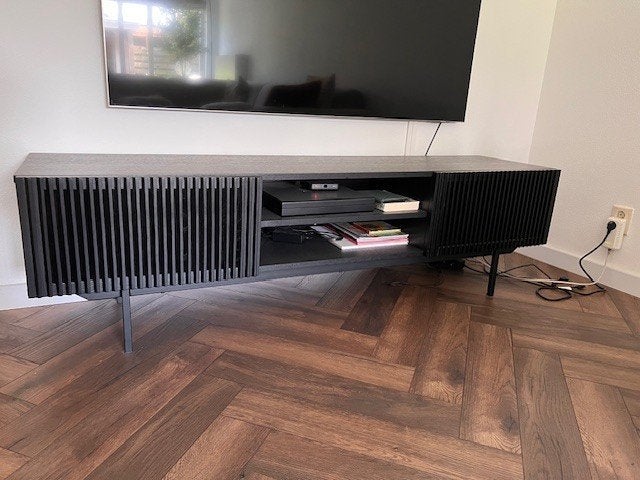 Zwart tv-meubel van Westwing, Ophalen, 150 tot 200 cm, Zo goed als nieuw, Minder dan 100 cm