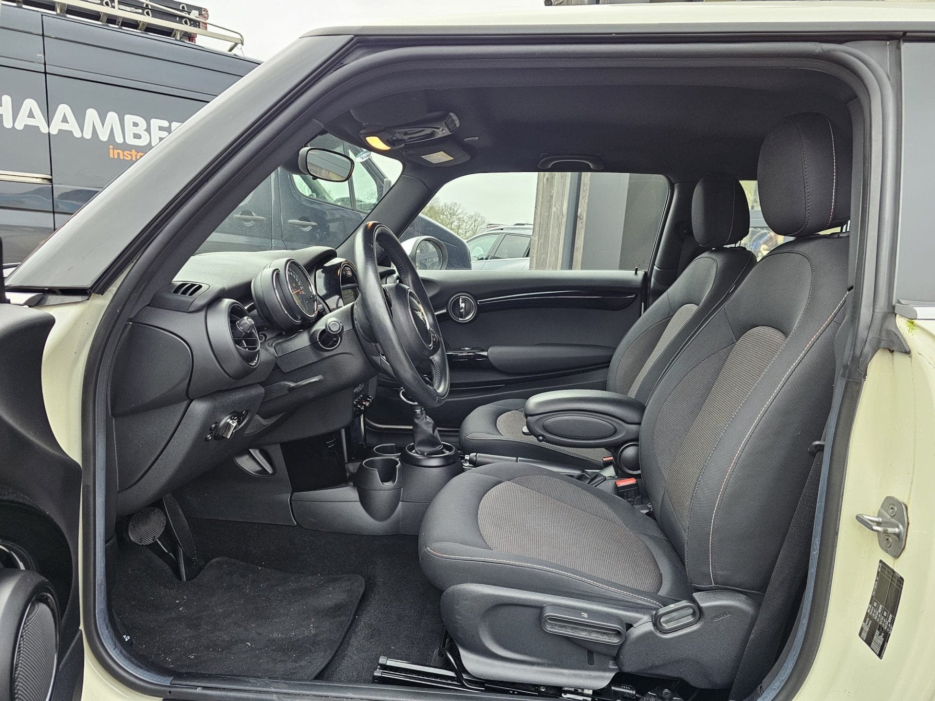 MINI Mini 1.5 Cooper Business | Automaat | LED | Airco | Cru, 12 maanden, Gebruikt, Euro 6, 4 stoelen