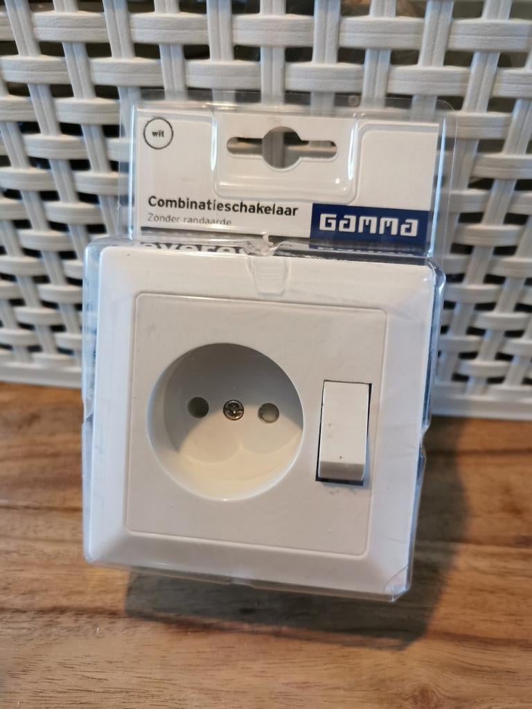 Combinatieschakelaar - Nieuw in verpakking - wit, Ophalen of Verzenden, Nieuw, Stopcontact