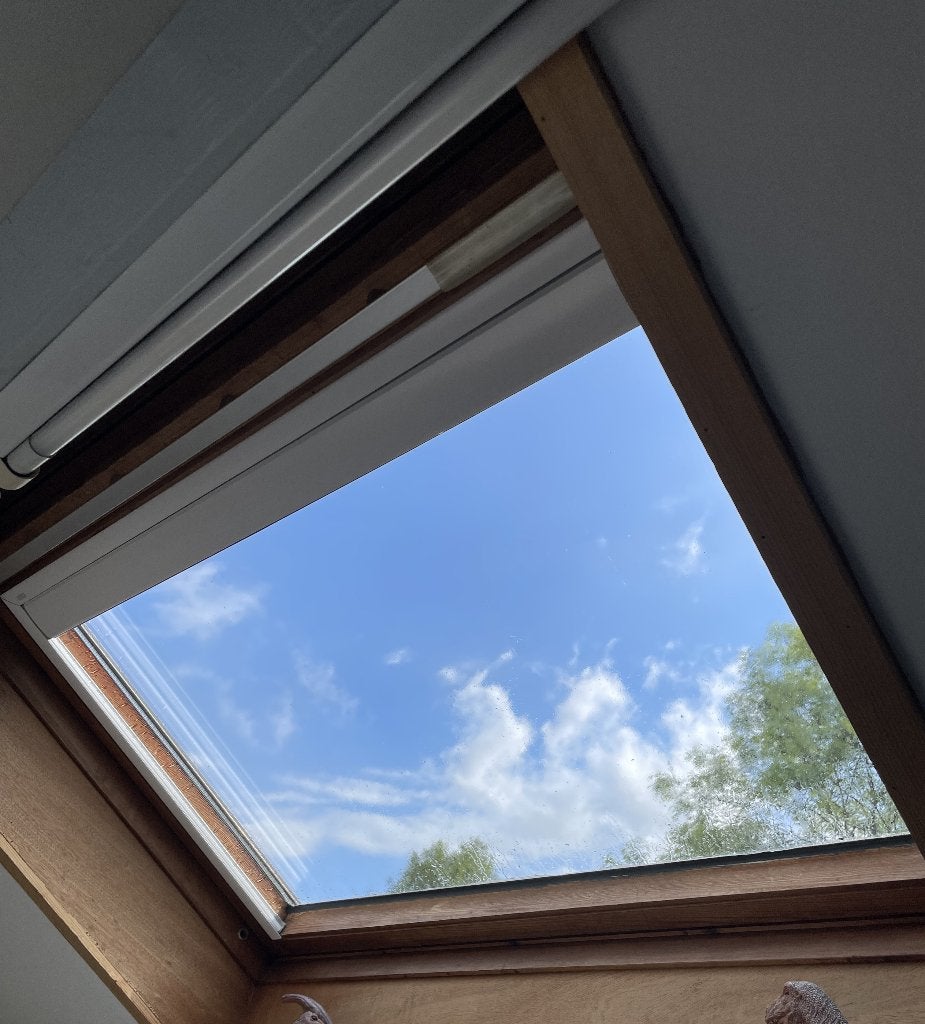 Luxaflex dakraam rolgordijn met bediening op zonne energie, Ophalen, 100 tot 150 cm, Neutraal, Zo goed als nieuw