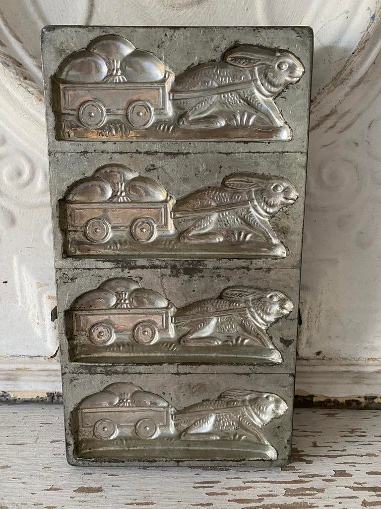 Antieke metalen chocoladevorm paashaas wagen met eieren, Ophalen of Verzenden