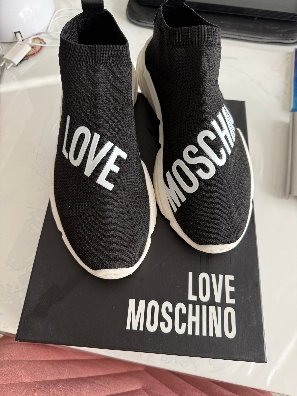 Love Moschino Sneakers - Zwart met Witte Zolen, Kleding | Dames, Ophalen of Verzenden, Zo goed als nieuw, Zwart, Sneakers of Gympen