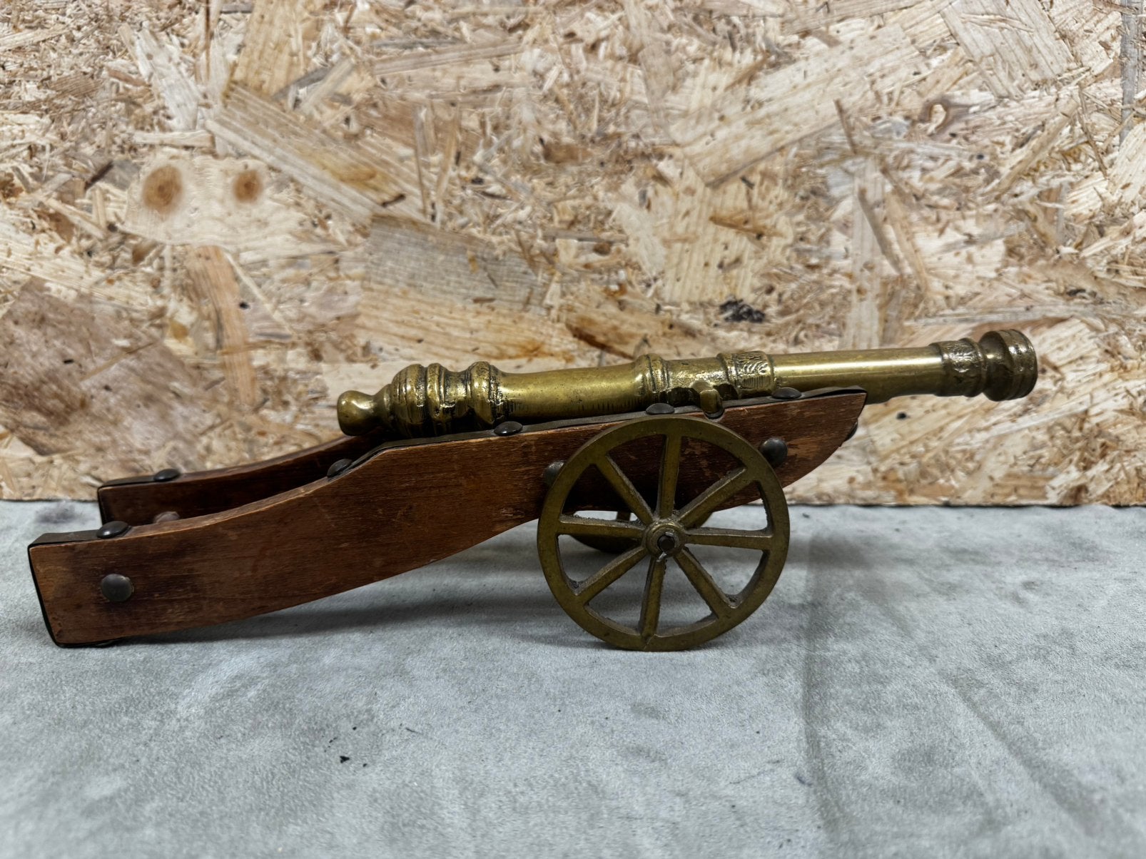 Stoer vintage messing kanon op houten onderstel - ReK4, Antiek en Kunst, Ophalen of Verzenden