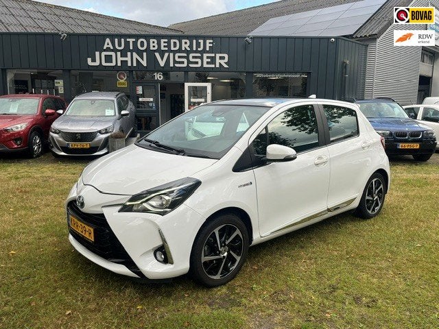 Toyota Yaris 1.5 Hybrid Bi-Tone Plus * hybride * panoramadak, Auto's, Gebruikt, 4 cilinders, Leder en Stof, Wit