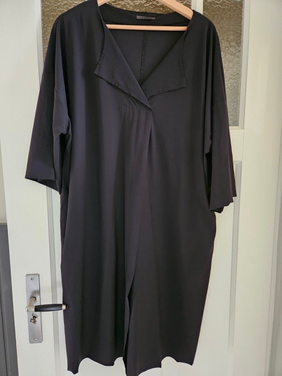 Oska Zwarte Jurk/Tuniek met losvallende kraag, Maat 3, Verzenden, Maat 46/48 (XL) of groter, Zo goed als nieuw, Onder de knie