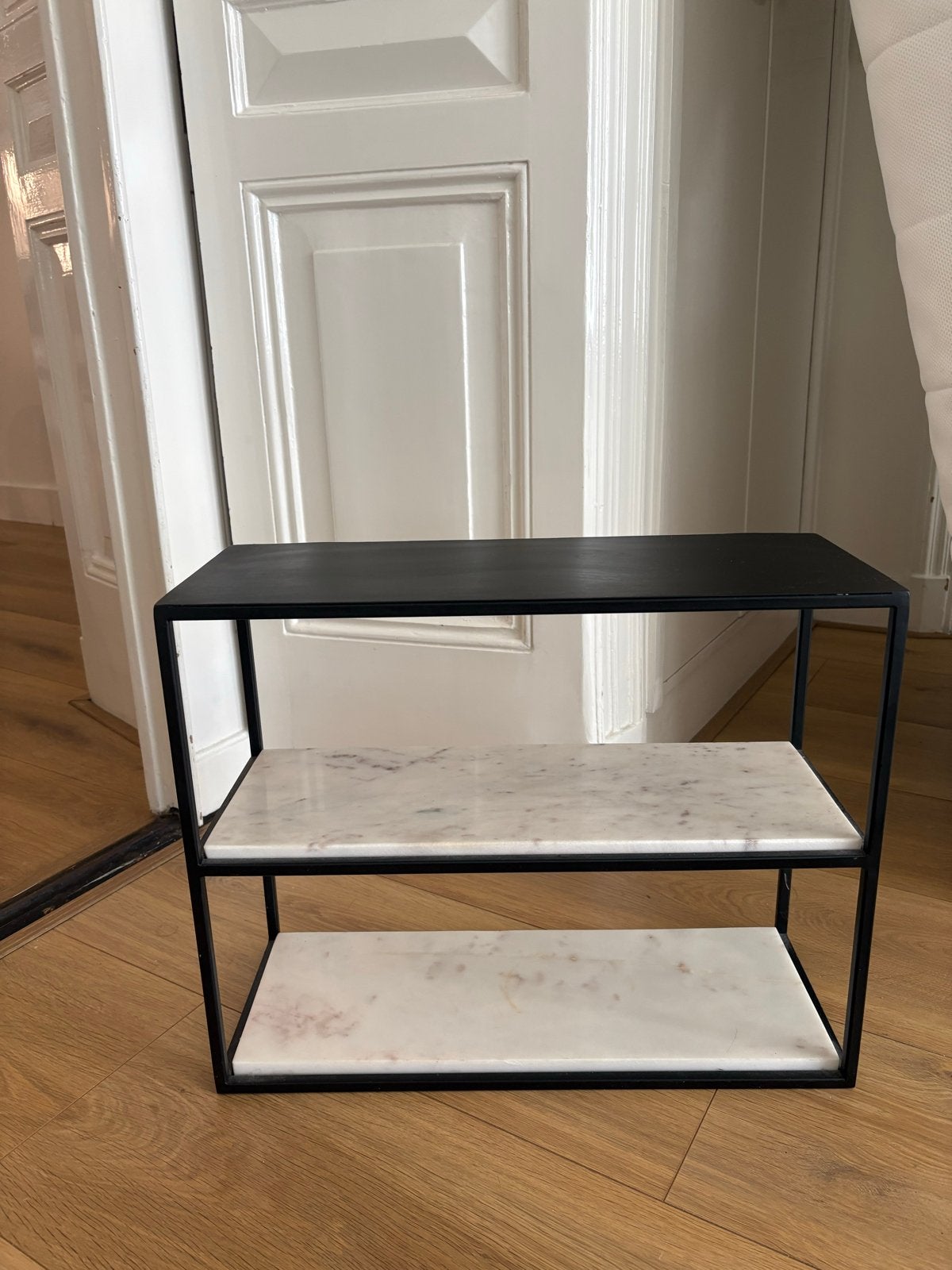 Modern bijzettafel met marmeren planken, Ophalen, Minder dan 45 cm, Minder dan 55 cm, Metaal of Aluminium