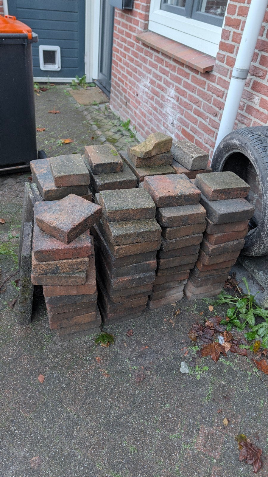 Gratis af te halen: 80 stuks 20x30 stenen en halve stenen, Tuin en Terras, Ophalen, Gebruikt, Minder dan 5 m², Beton