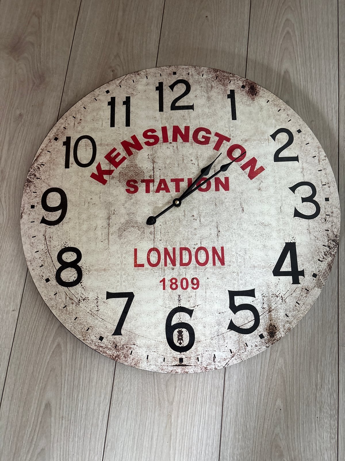 Grote Vintage Wandklok 'Kensington Station London', Vintage, Analoog, Werkt op batterijen, Ophalen of Verzenden