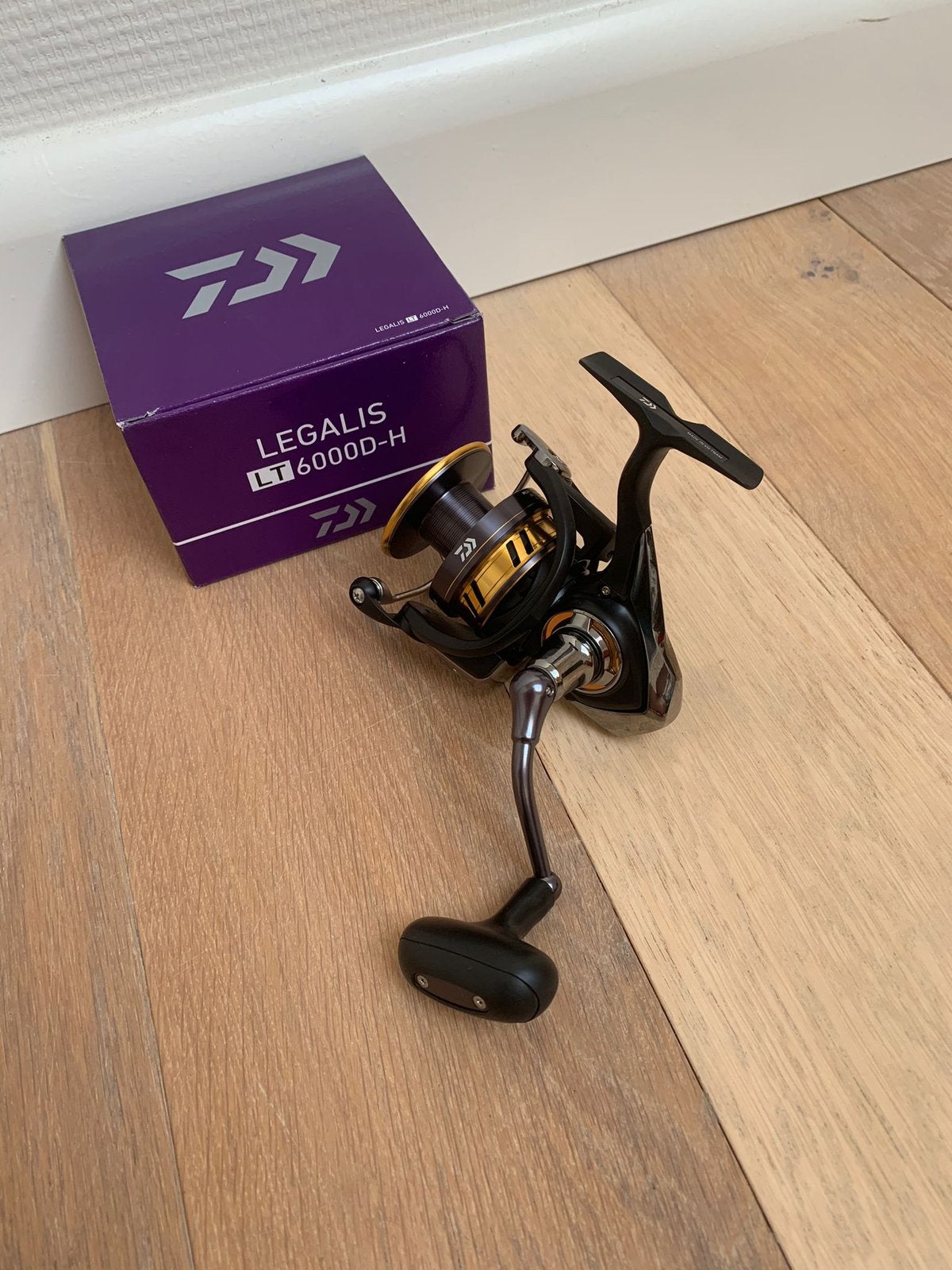Nieuwe Daiwa Legalis LT 6000D-H molen, 5 lagers, Watersport en Boten, Molen, Daiwa, Nieuw, Ophalen of Verzenden