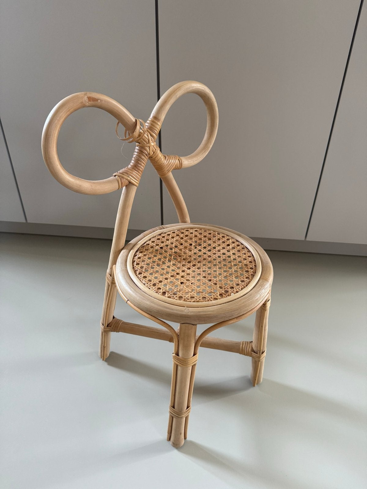 Rotan krukje Ibiza stijl met strik rugleuning, Ophalen, Zo goed als nieuw, Overige materialen