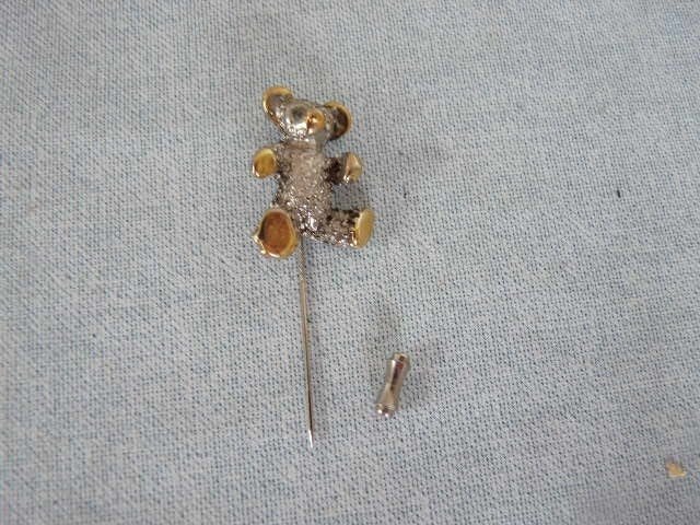 leuke speld broche in vorm beer ,, Overige materialen, 4 tot 7 cm, Ophalen of Verzenden, Zo goed als nieuw