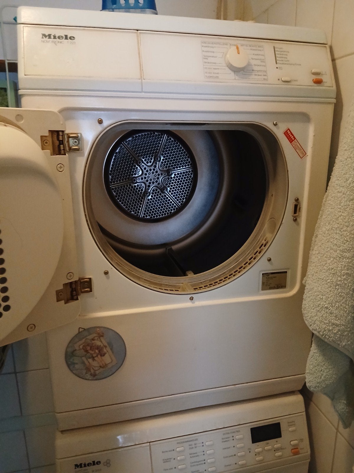 Miele Luchtafvoer Wasdroger - Met slang en opvangbak, Ophalen, 6 tot 8 kg, Luchtafvoer, Zo goed als nieuw