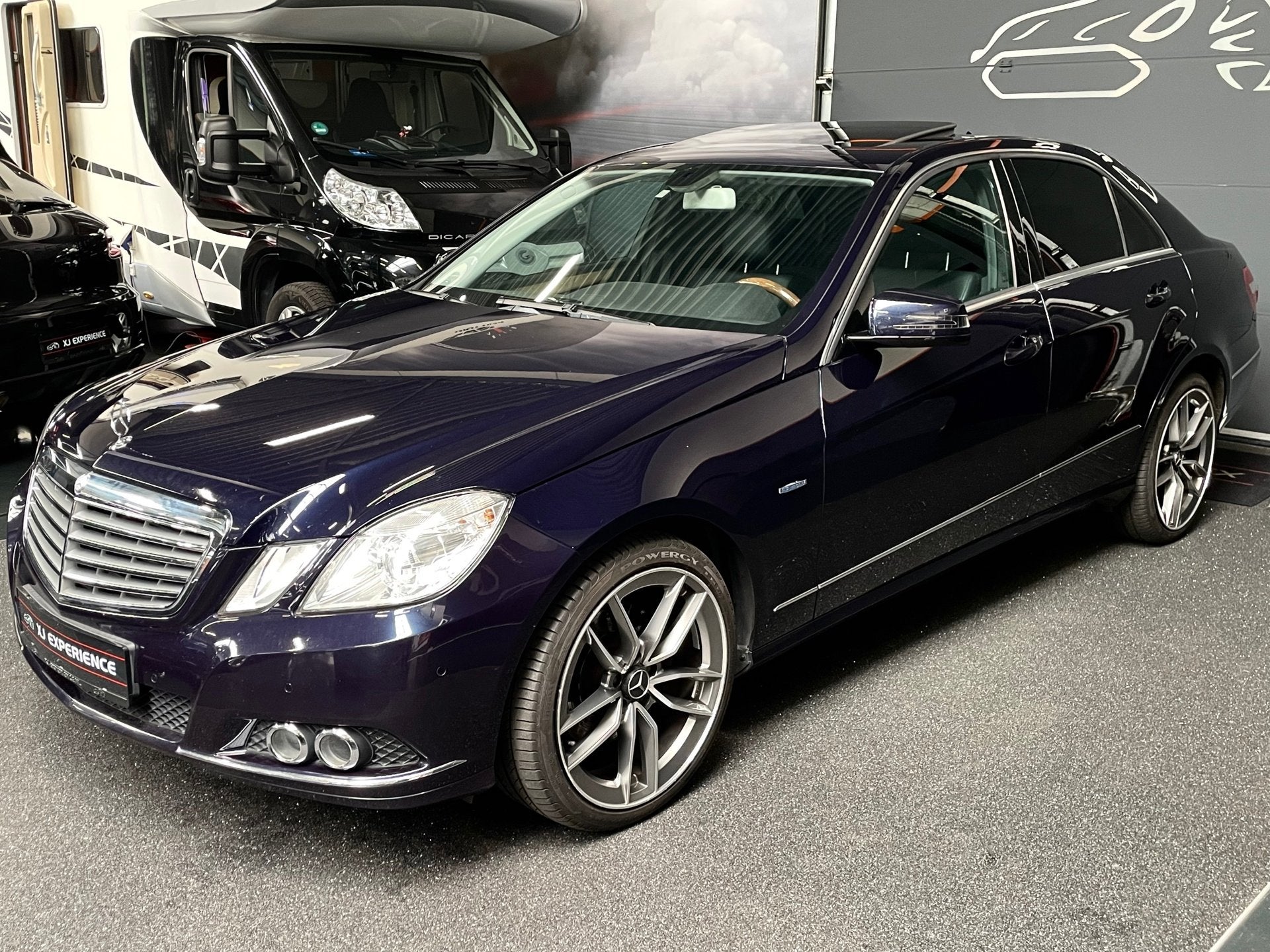 Mercedes-Benz E-klasse 350 CGI Elegance 292 PK/GLASDAK/NAVI/, Auto's, Euro 5, Achterwielaandrijving, Gebruikt, Zwart