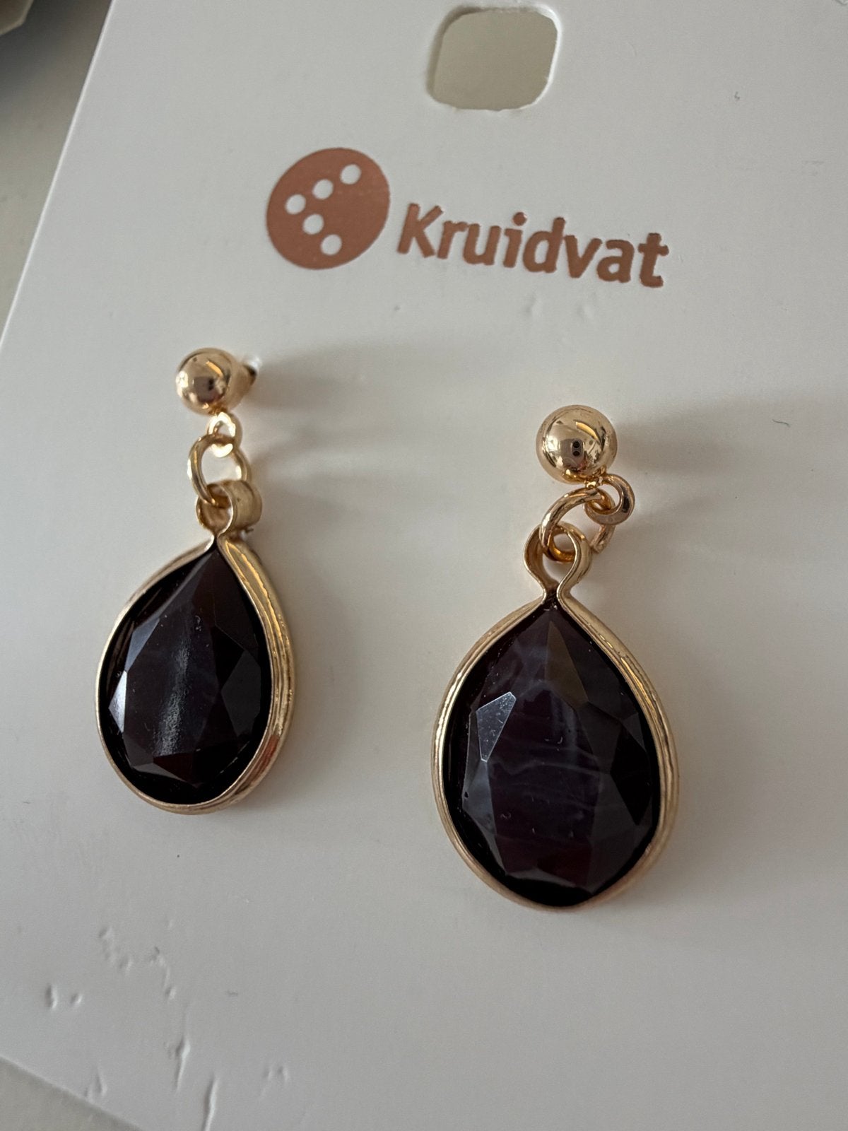 Gouden oorbellen met donkere steen & ring - Kruidvat, Overige materialen, Hangers, Nieuw, Ophalen of Verzenden