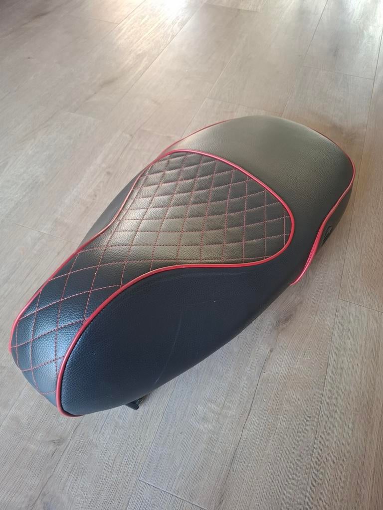 Custom Vespa Sprint Zadel met Rode Accenten, Ophalen, Zo goed als nieuw, Zadel, Vespa