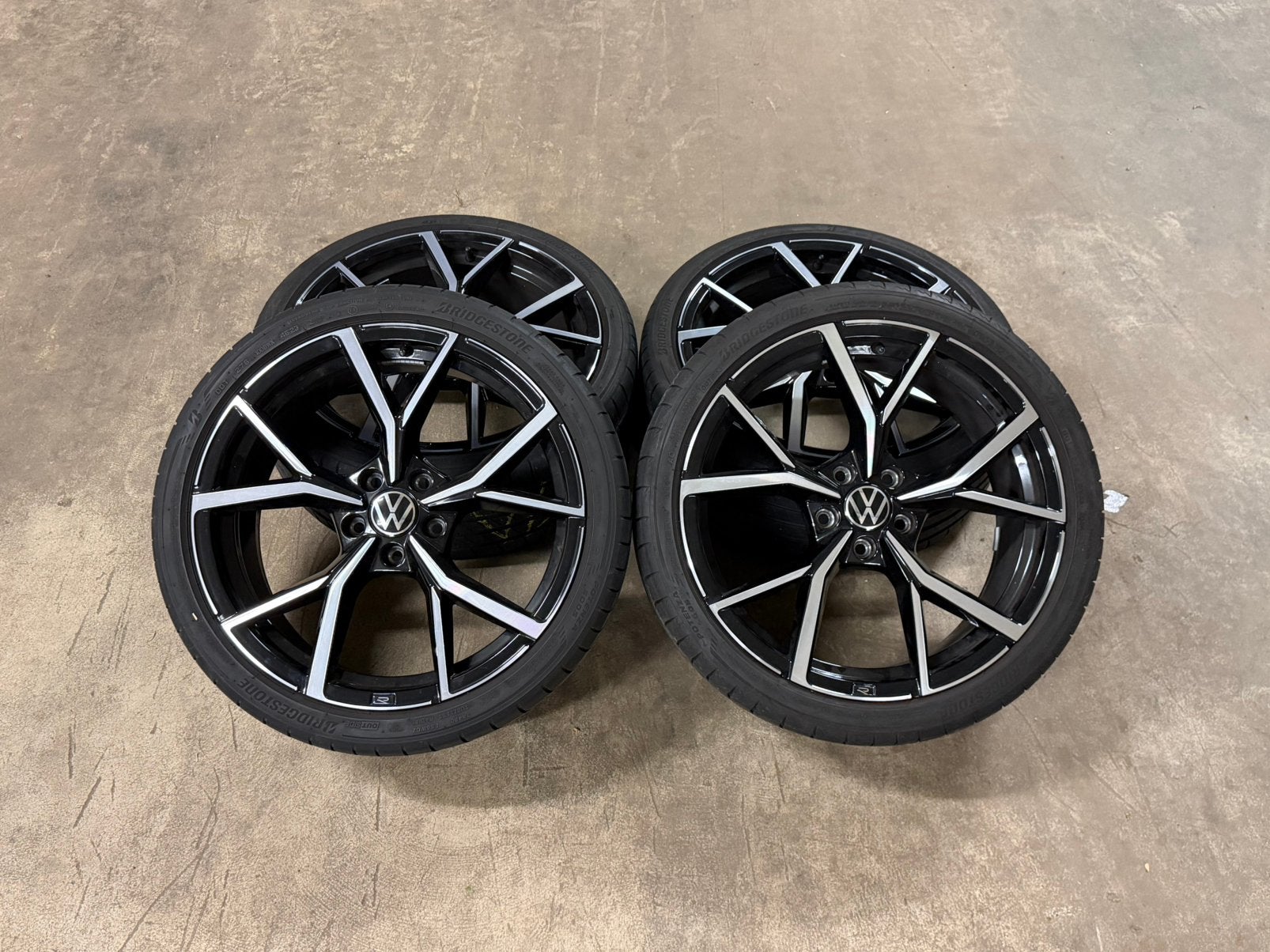 19'' Volkswagen Golf 8 GTI / R Estoril ORIGINEEL, Auto-onderdelen, Gebruikt, Banden en Velgen, 235 mm, Personenwagen