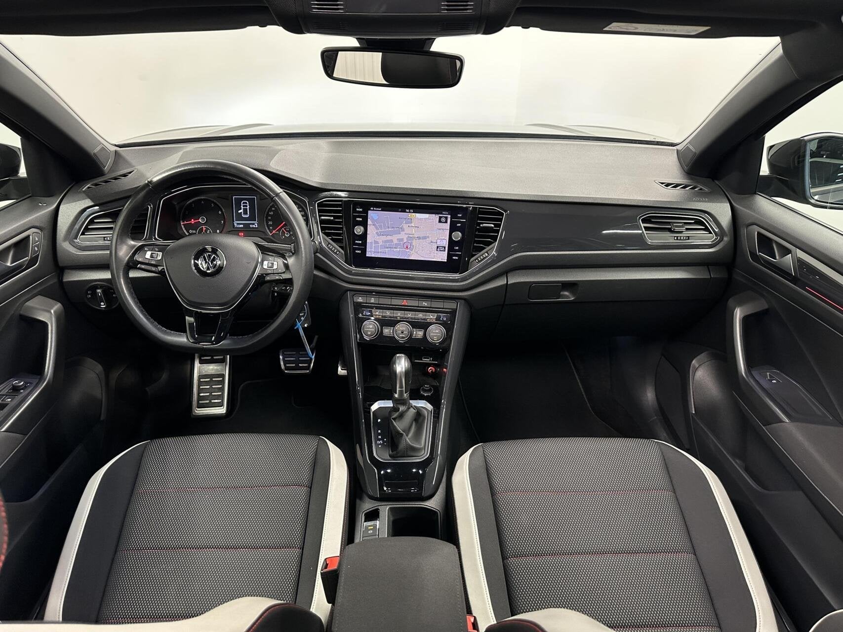 Volkswagen T-Roc 1.5 TSI R Line NAVI CAMERA PANO TREKHAAK CA, Auto's, Stof, Euro 6, 4 cilinders, Bedrijf