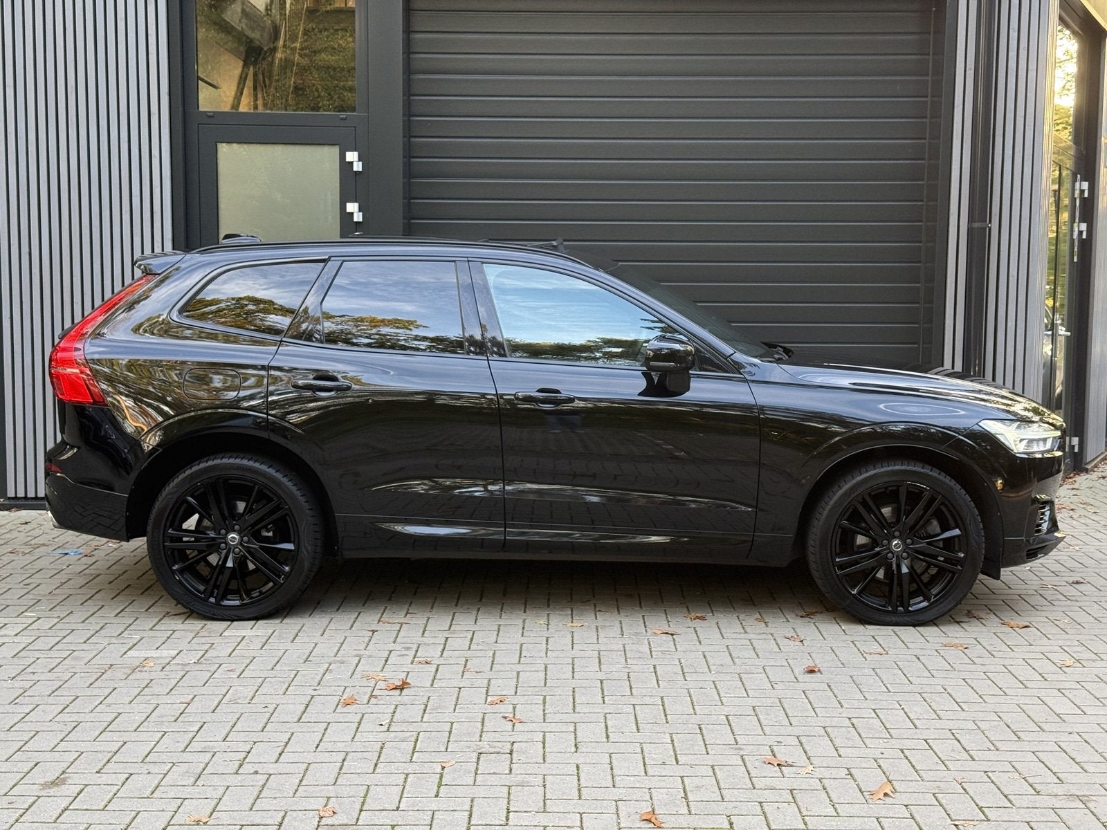 Volvo XC60 2.0 T8 Twin Engine AWD R-Design Panorama | Bowers, Gebruikt, 4 cilinders, 1969 cc, Zwart