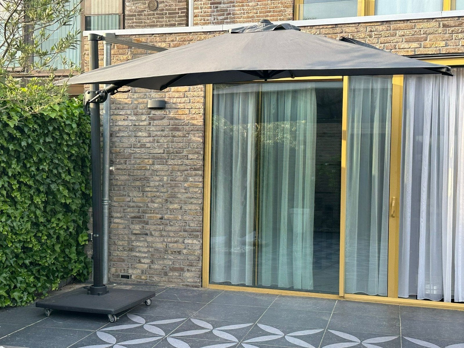 Avola Bristol Zweefparasol Zwart Aluminium Met Grijs, Ophalen of Verzenden