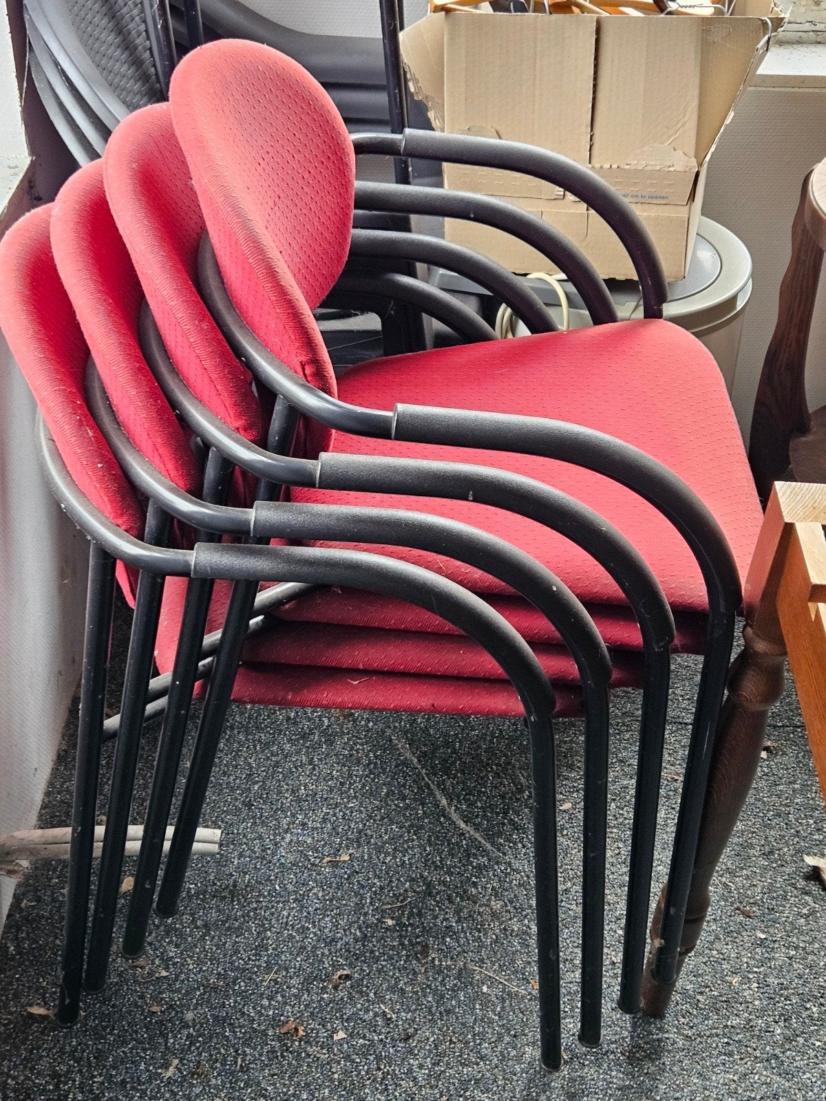 10 Rode stoelen - Comfortabel en stapelbaar, Huis en Inrichting, Ophalen of Verzenden, Gebruikt, Rood, Vijf, Zes of meer stoelen