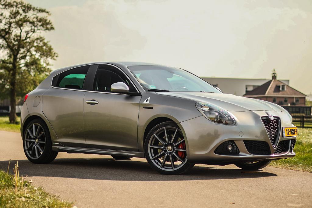Alfa Romeo Giulietta Quadrifoglio Verde 1.750 TBI 2010 Grijs, Auto's, Euro 5, 4 cilinders, Leder en Stof, Origineel Nederlands