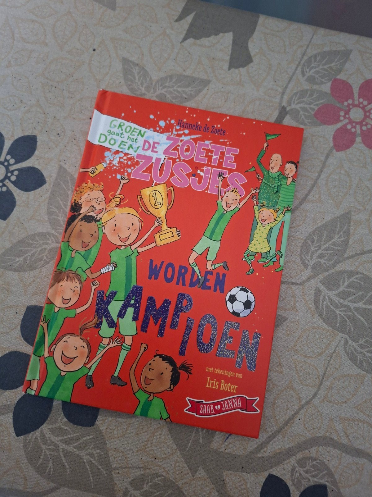 De Zoete Zusjes Worden Kampioen - Hanneke de Zoete, Boeken, Ophalen of Verzenden, Zo goed als nieuw, Hanneke de Zoete, Fictie algemeen