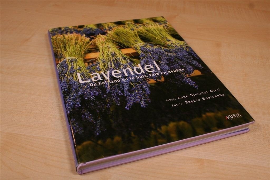 Alles over lavendel — Teelt, verzorging, recepten, decoratie, Ophalen of Verzenden, Zo goed als nieuw, Bloemen, Planten en Bomen