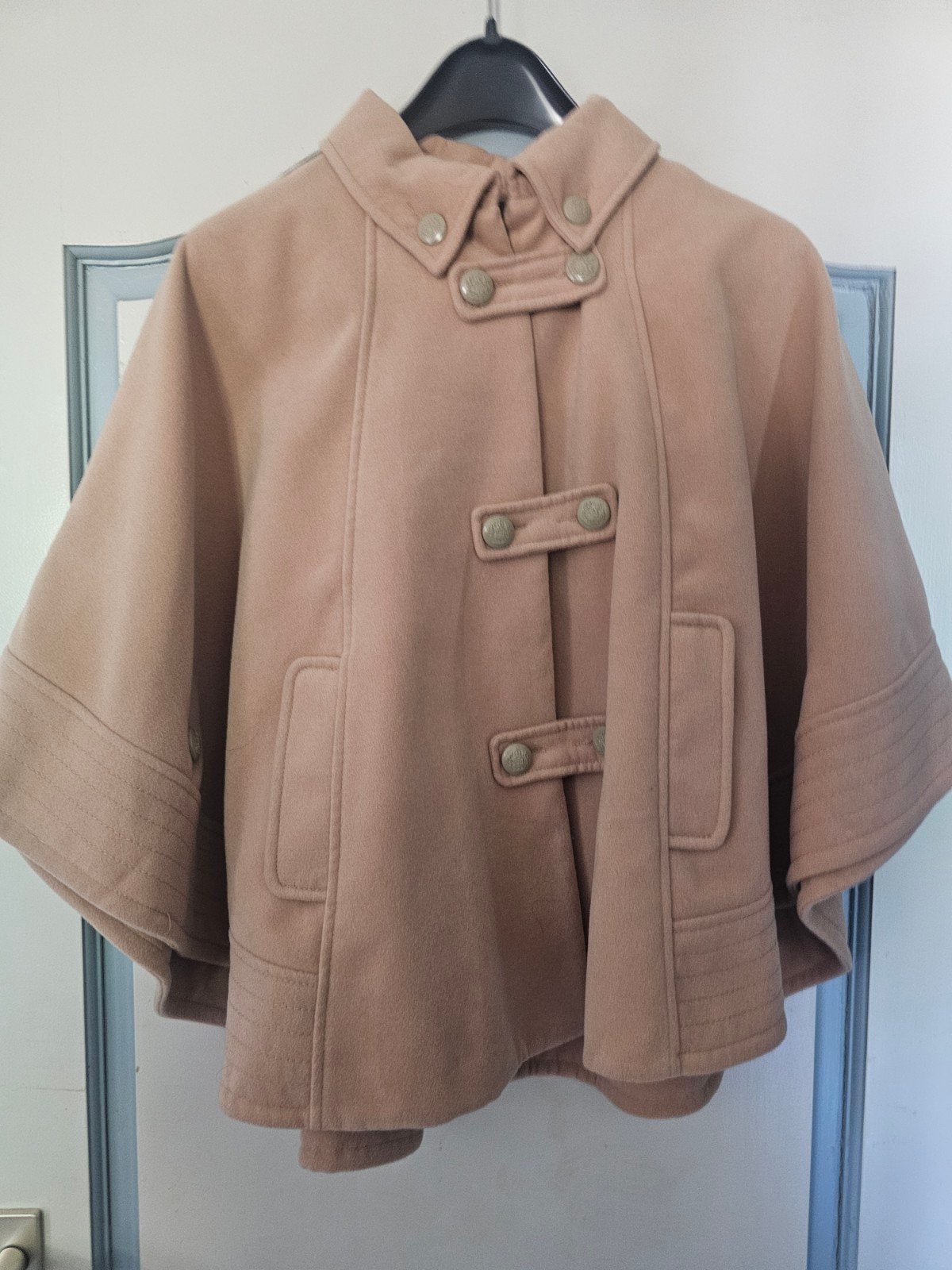 Soaked in Luxury Cape Jasje Maat M, Maat 38/40 (M), Soaked in Luxury, Beige, Ophalen of Verzenden