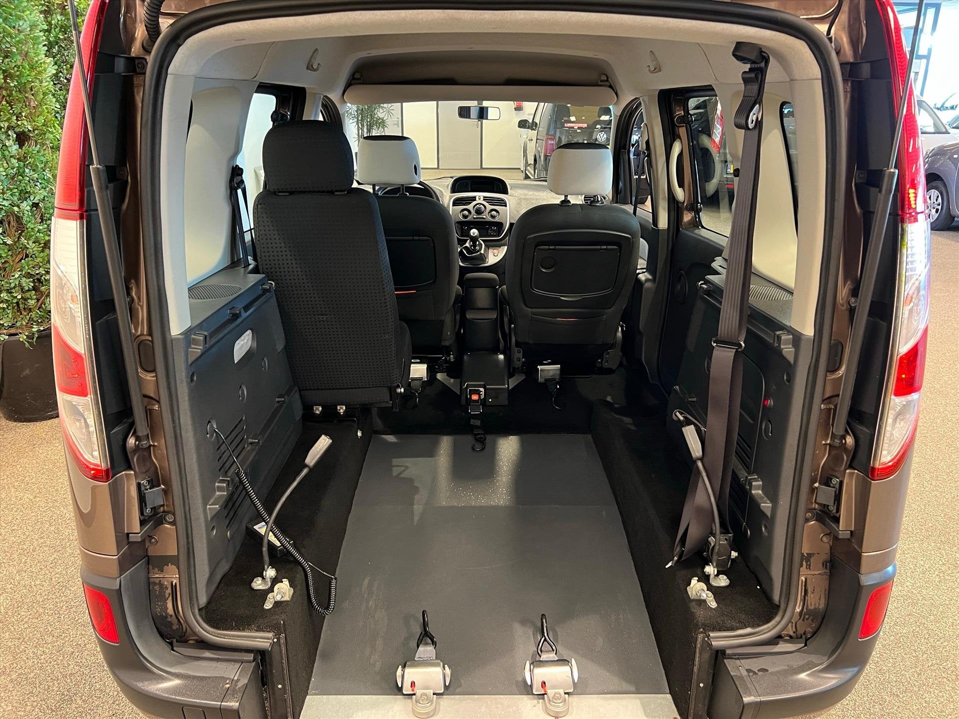 Renault Kangoo Rolstoelauto 3+1 incl. lier voor rolstoel, Voorwielaandrijving, Stof, Gebruikt, Zwart