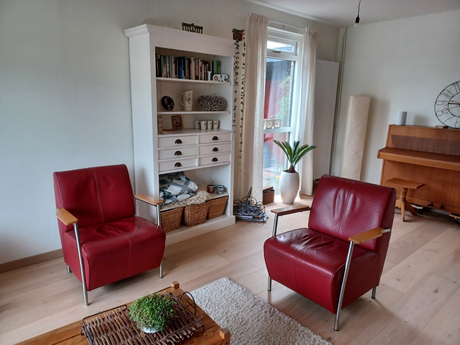 Twee leren fauteuils- Rood leer met houten armleuningen, Huis en Inrichting, Gebruikt, 75 tot 100 cm, 75 tot 100 cm, Modern