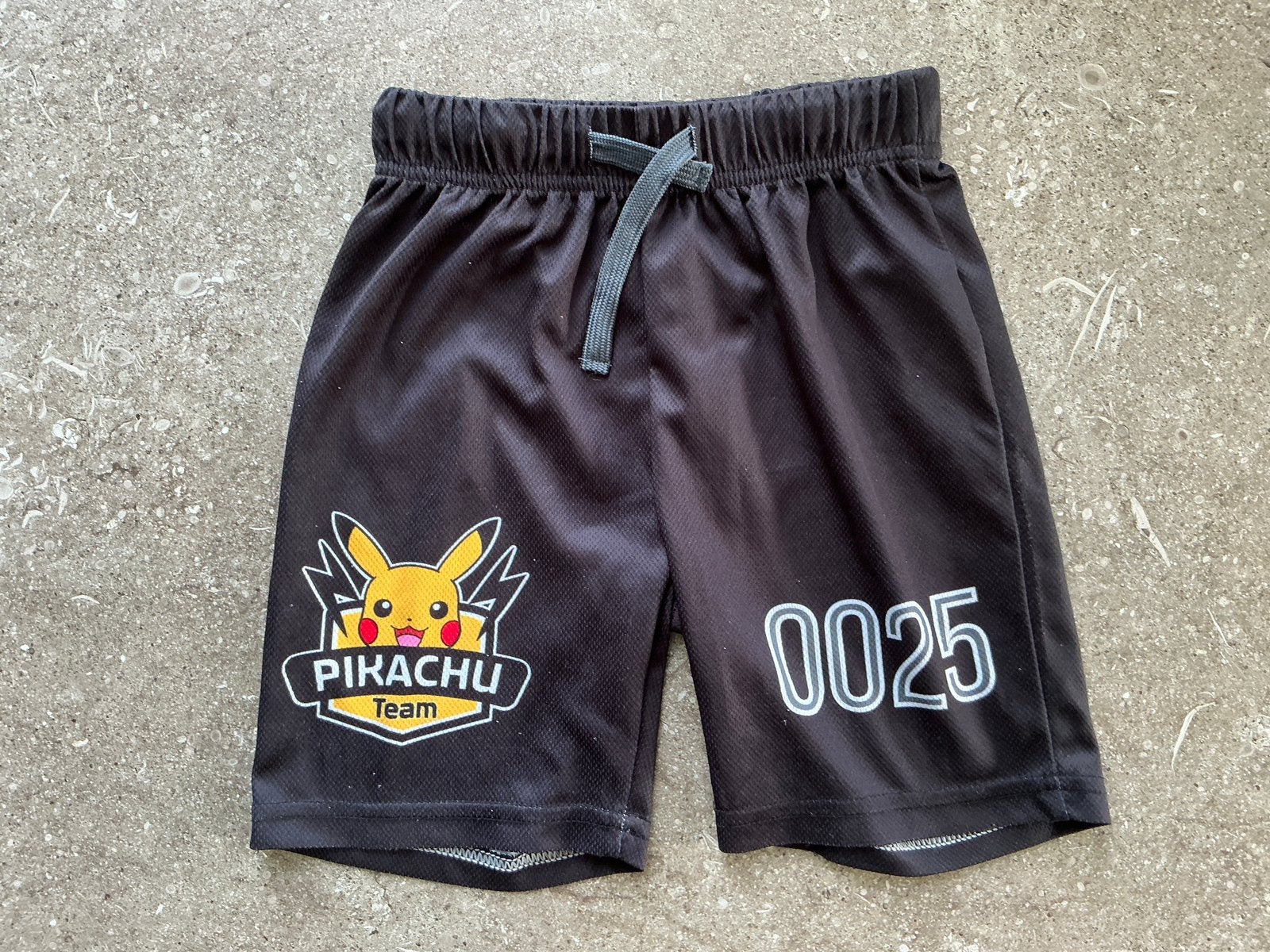 Pokémon korte broek - opdruk Pikachu 0025 - maat 98/104 (KWF, Kinderen en Baby's, Ophalen of Verzenden, Gebruikt, Jongen, Sport- of Zwemkleding