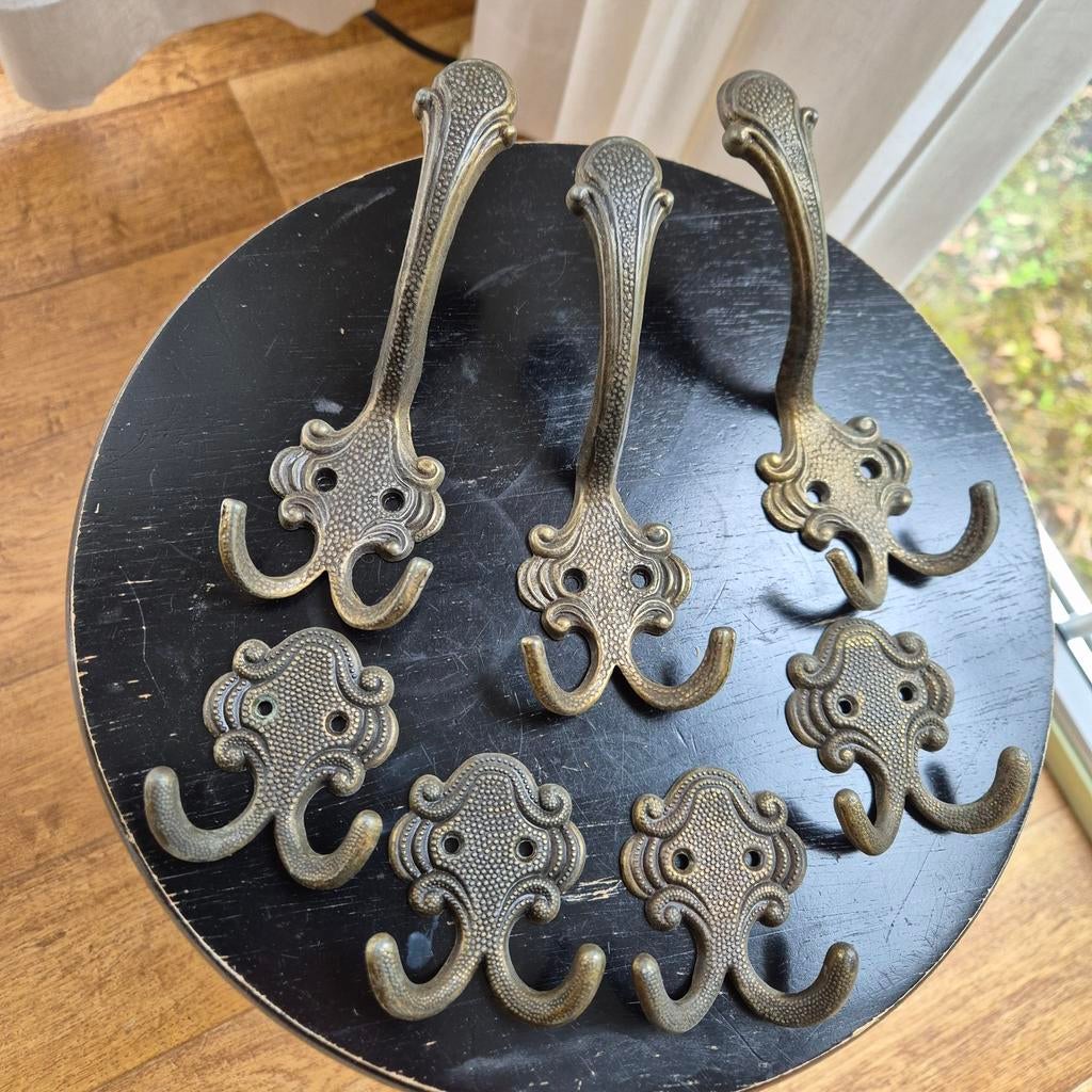 Set van 7 oude dubbele kapstokhaken, 3 grote en 4 kleine