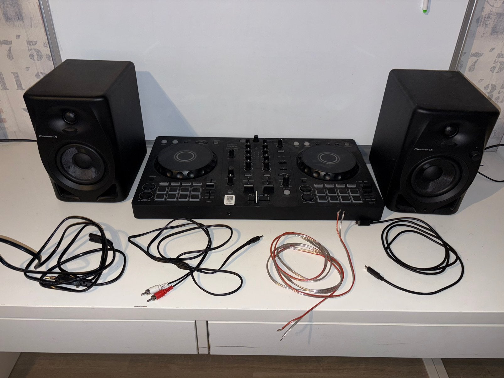 Pioneer DJ DDJ-FLX4 + Pioneer DM-40D speakers
