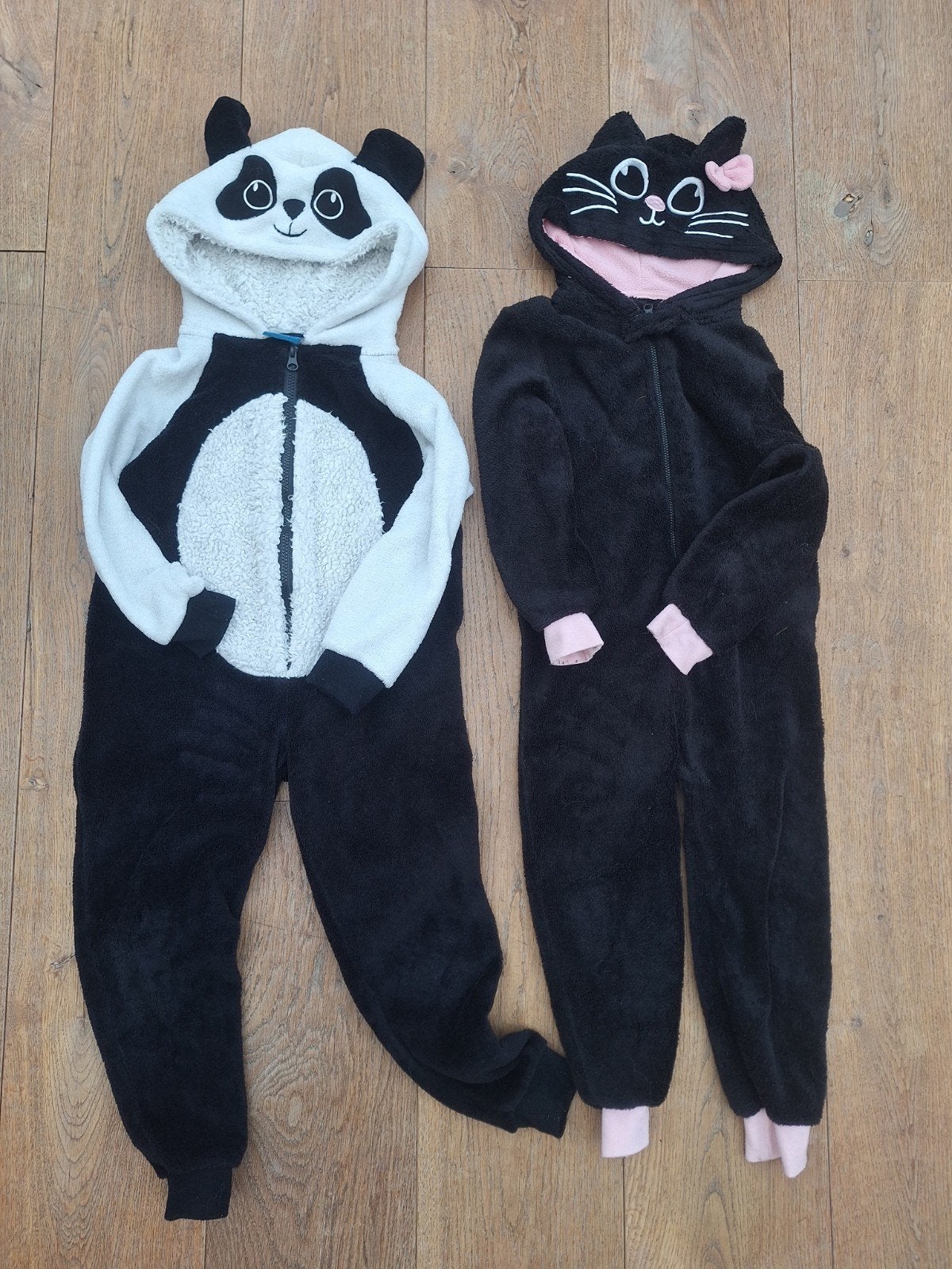 2 zachte onesies met rits: Panda en Kat - Maat 116, Ophalen of Verzenden, Gebruikt, Jongen of Meisje