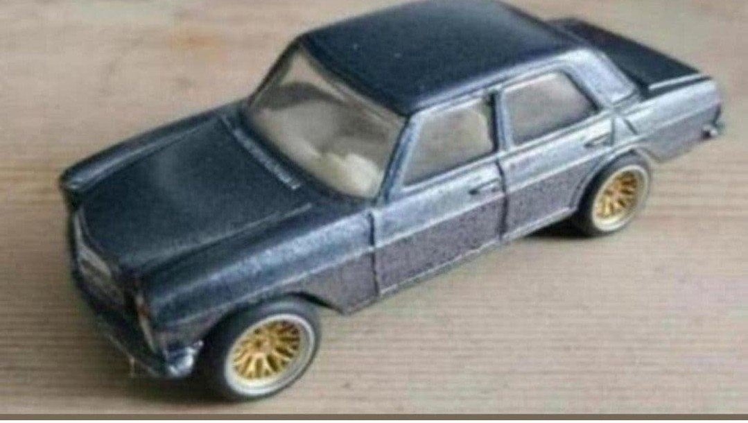handmade Corgi MERCEDES BENZ W 114,Nieuwe lak, BBS velgen, Ophalen of Verzenden, Zo goed als nieuw, Auto, Corgi