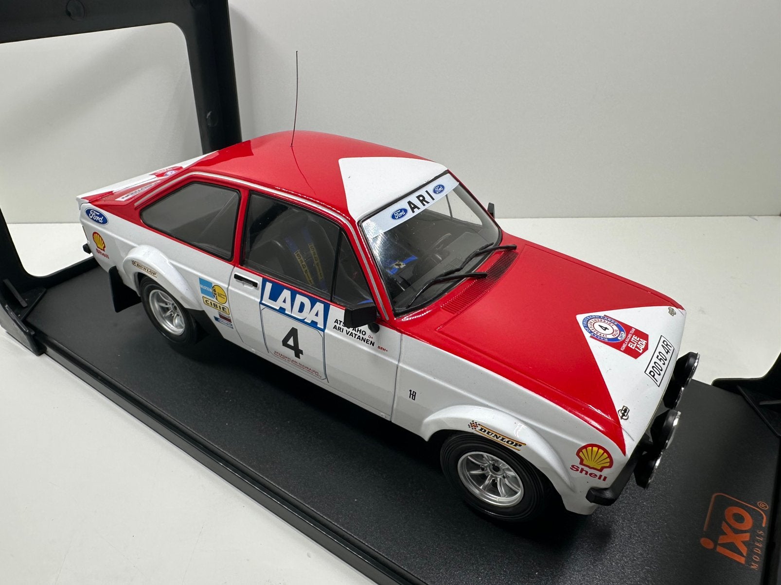 IXO 1:18 FORD ESCORT MK2 RS 1800 RALLY 1000 LAKES 1977 NIEUW, Ophalen of Verzenden, Nieuw, Auto, Overige merken