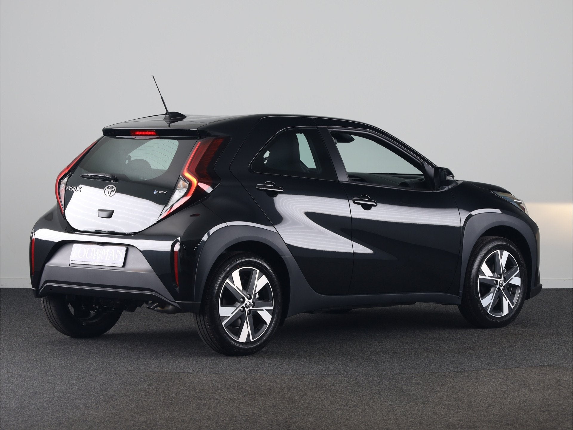 Toyota Aygo X Hybrid 115 play *NIEUW* | Go Pack | Metaallak, 12 maanden, Stof, Zwart, 4 stoelen