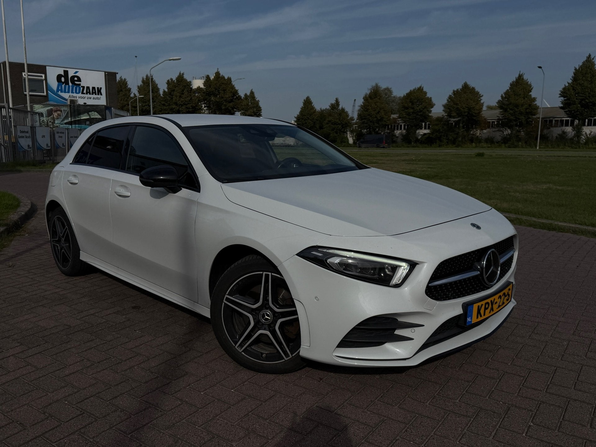 Mercedes-Benz A-klasse 250 e AMG pack plug in hybride, Auto's, Gebruikt, 4 cilinders, 15 kWh, Wit