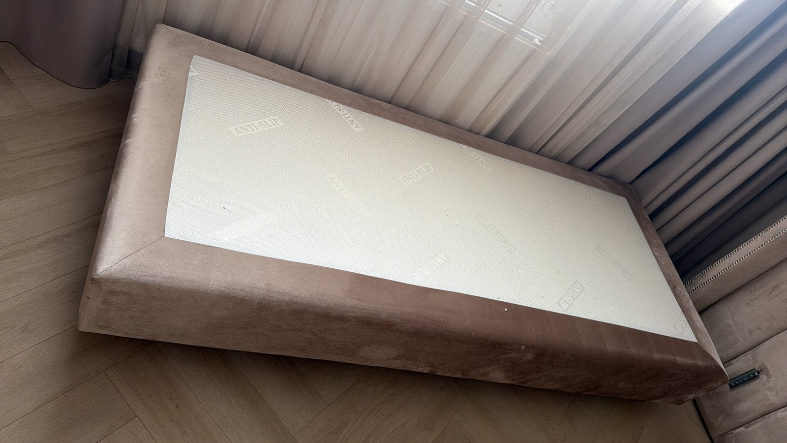 Taupekleurig ledikant -  €150(180x200 cm of 2x 90x200 cm, Ophalen, Overige kleuren, Tweepersoons, Zo goed als nieuw