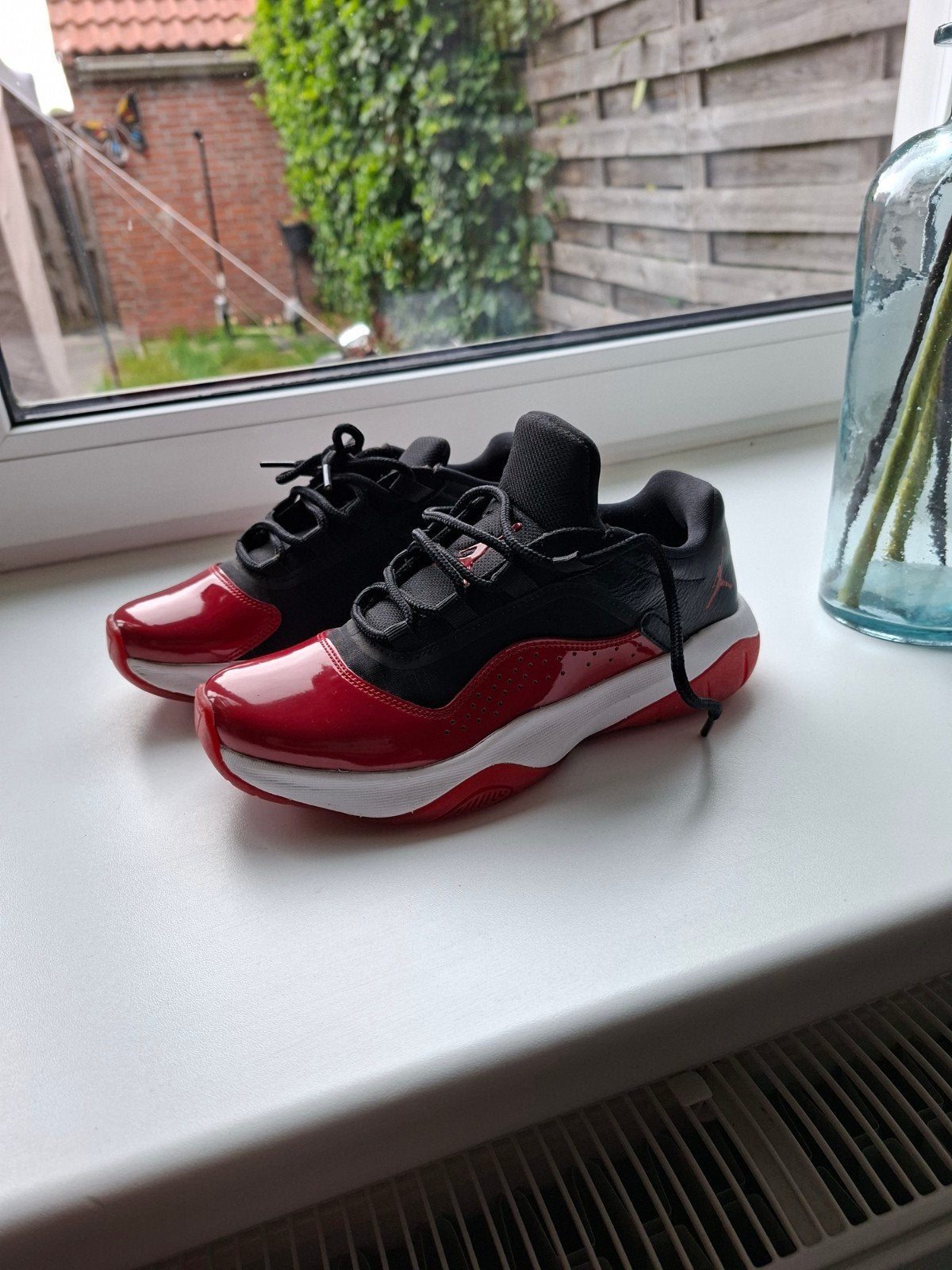 Jordan11 Low Bred sneakers Authentiek, Ophalen, Zo goed als nieuw, Jongen of Meisje, Schoenen