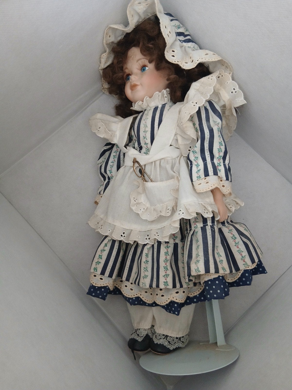 Vintage porseleinen pop in gestreepte jurk, Ophalen of Verzenden, Zo goed als nieuw, Pop
