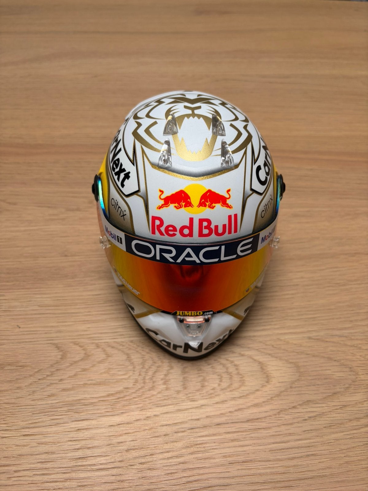 Max Verstappen 2022 Helm 1:2 Schuberth, Red Bull Racing, Verzamelen, Ophalen of Verzenden, Zo goed als nieuw, Formule 1