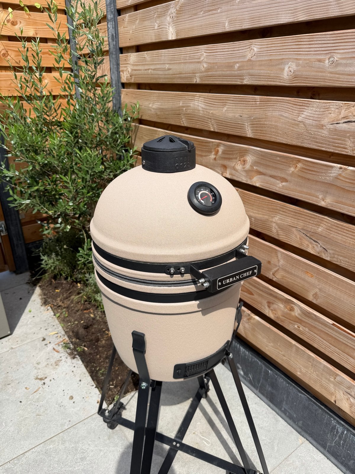 Kamado BBQ met onderstel op wieltjes (Urban Chef), Ophalen, Zo goed als nieuw
