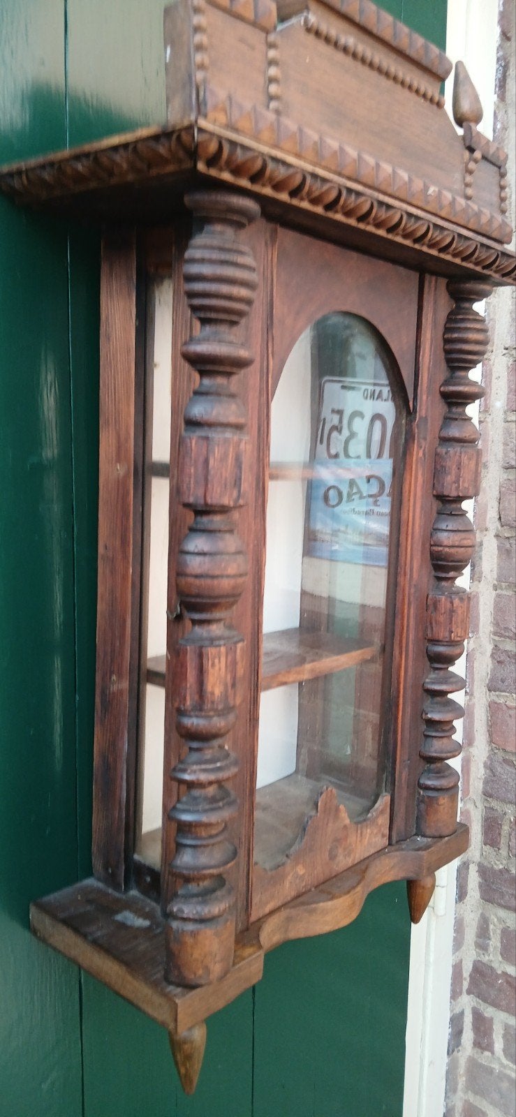 Antieke houten vitrinekastje met snijwerk, Ophalen
