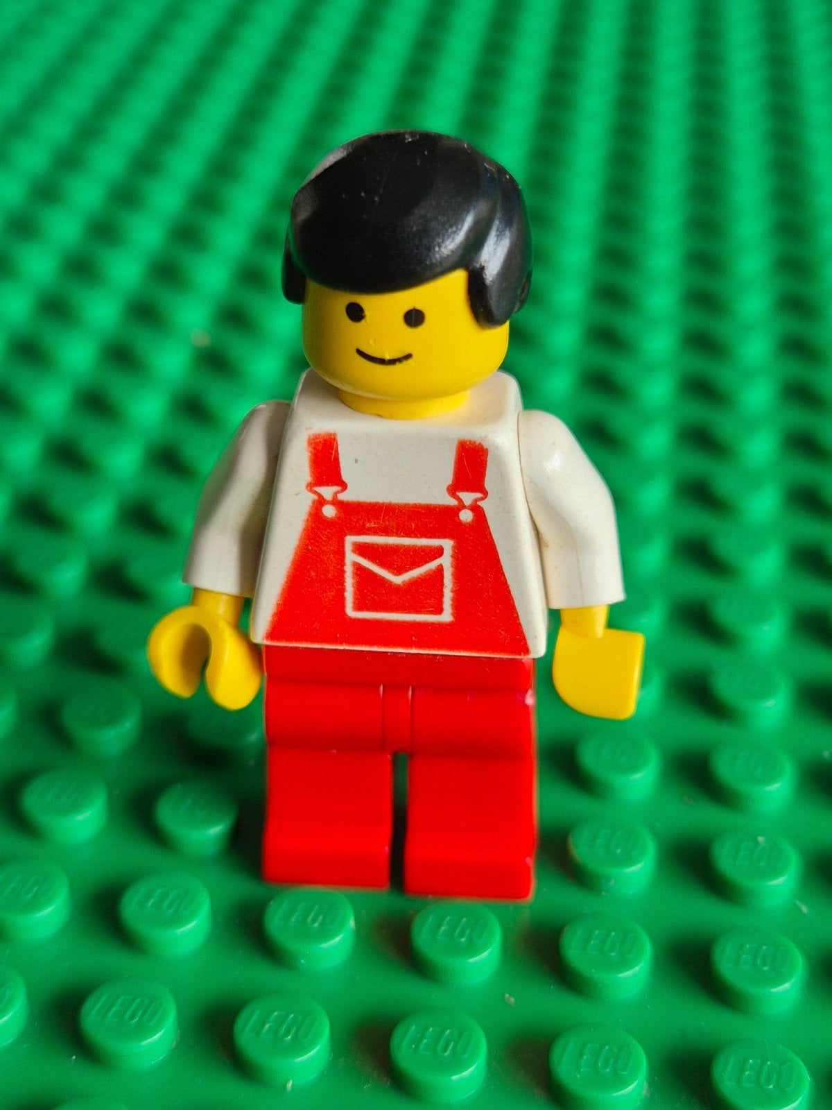 Vintage Lego Minifiguur met rode tuinbroek en envelop, Kinderen en Baby's, Ophalen of Verzenden, Gebruikt, Minifiguur, Lego